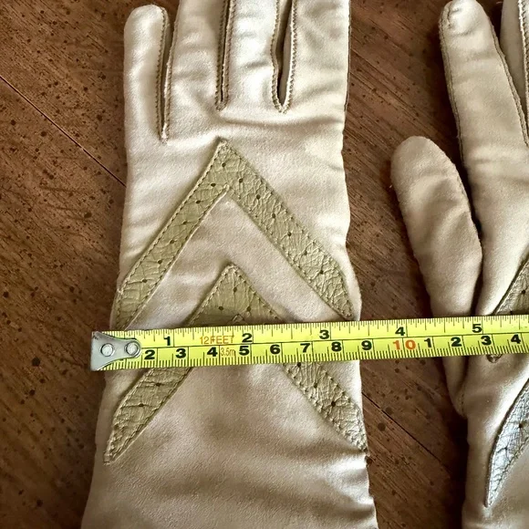 Vintage Isotoner Tan Driving Gloves Stretch Nylon Spandex One Size 9" x 3 ½" - Picture 8 of 9
